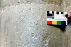 AR03) North rectangular pillar, west end south side.  Three arrows.